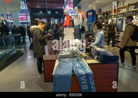 Recherche d'acheteurs dans le denim Levi Strauss & Co.'s new flagship store à Times Square à New York le jour de son inauguration, vendredi 16 novembre, 2018. Le roi de jeans, Levi Strauss & Co., a annoncé des plans pour une offre publique initiale pour le premier trimestre de 2019, ce qui permettrait à l'entreprise une valeur de 5 milliards de dollars. Levi's a récemment indiqué il quatrième trimestre consécutif de croissance à deux chiffres. La société est actuellement une propriété privée par les descendants de Lévi Strauss. (© Richard B. Levine) Banque D'Images