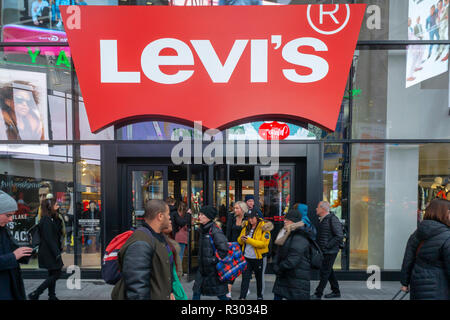 La Levi Strauss & Co.'s new flagship store à Times Square à New York le jour de son inauguration, vendredi 16 novembre, 2018. Le roi de jeans, Levi Strauss & Co., a annoncé des plans pour une offre publique initiale pour le premier trimestre de 2019, ce qui permettrait à l'entreprise une valeur de 5 milliards de dollars. Levi's a récemment indiqué il quatrième trimestre consécutif de croissance à deux chiffres. La société est actuellement une propriété privée par les descendants de Lévi Strauss. (Â© Richard B. Levine) Banque D'Images