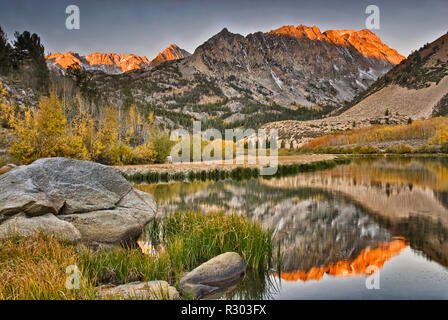 Dans le bassin nord du lac Sabrina en automne au lever de Mt. Lamarck à dist, évolution Région, John Muir Wilderness, est de la Sierra Nevada, Californie, USA Banque D'Images