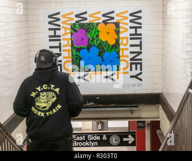 La 14e St-Eighth la station de métro Avenue à New York est pris en charge par la publicité pour le jour de l'ouverture du musée Whitney 'Andy Warhol-From A à B et vice-versa' show, vu le lundi 12 novembre, 2018. Le spectacle est la première grande rétrospective de l'artiste travaille aux États-Unis depuis 1989. Des affiches représentant l'iconique Warhol images et citations de l'artiste décore les murs de la station. (© Richard B. Levine) Banque D'Images