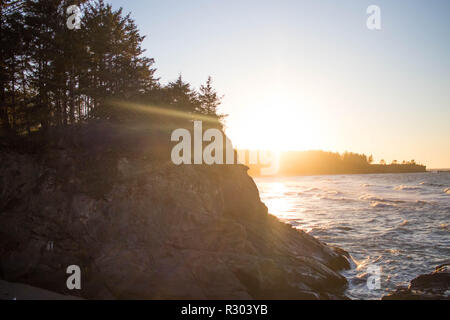 Vue du coucher de Cape Arago State Park de Shore Acres State Park, Coos Bay (Oregon). Banque D'Images