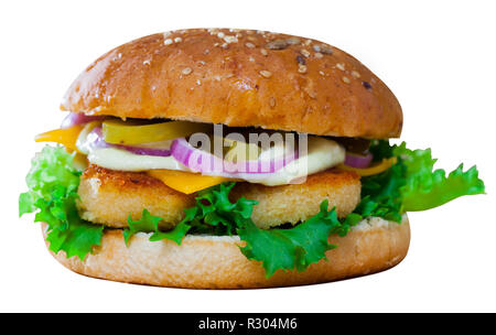 Hamburger grillé savoureux avec des nuggets de poulet, fromage, laitue, oignons, concombres. Plus isolé sur fond blanc Banque D'Images