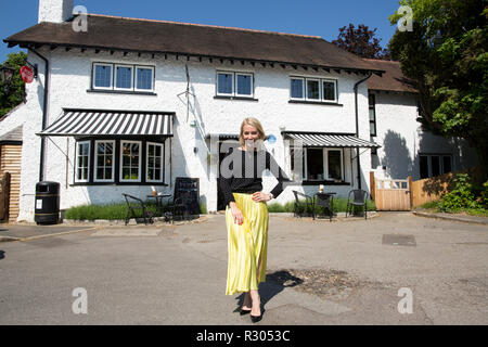 Présentatrice TV ferme village Bureau de poste à mettre en litige, le Seigneur Roberts a été ré-ouvert l'année dernière sur le Webb Estate à Purley par Laura Hamilton Banque D'Images