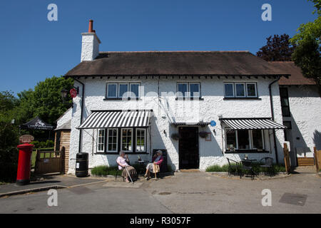 Présentatrice TV ferme village Bureau de poste à mettre en litige, le Seigneur Roberts a été ré-ouvert l'année dernière sur le Webb Estate à Purley par Laura Hamilton Banque D'Images