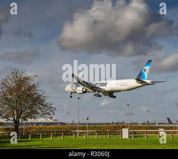 Londres, ANGLETERRE - NOVEMBRE 2018 : jet Boeing 777 d'Egyptair sur le point d'atterrir à l'aéroport Heathrow de Londres. Banque D'Images