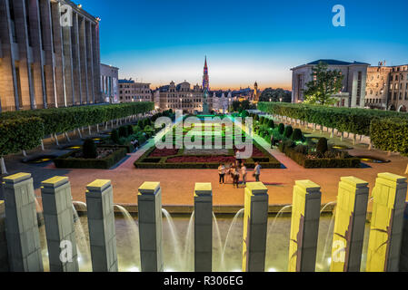 Vue panoramique sur le centre-ville de Bruxelles au Mont des Arts durant une chaude soirée d'été avec un ciel coloré à Bruxelles, Belgique Banque D'Images