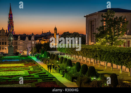 Vue panoramique sur le centre-ville de Bruxelles au Mont des Arts durant une chaude soirée d'été avec un ciel coloré à Bruxelles, Belgique Banque D'Images