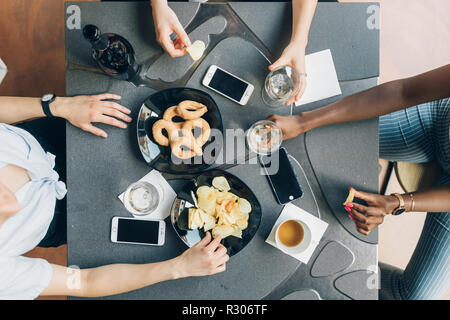 Vue de dessus trois jeune femme ayant de l'happy hour après le travail - Convivialité, interaction, célébrons les succès concept Banque D'Images
