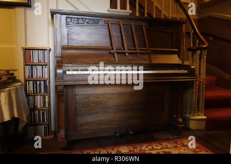 Vieux piano droit dans le couloir Banque D'Images