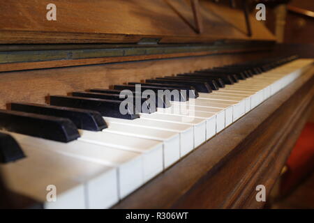 Vieux piano droit dans le couloir Banque D'Images