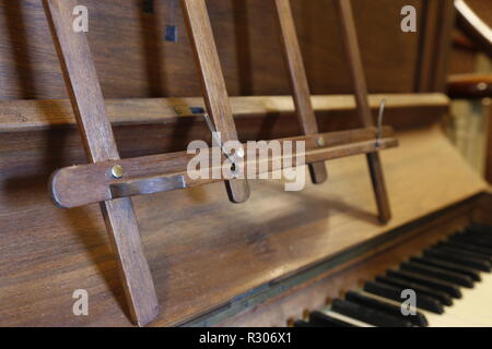 Vieux piano droit dans le couloir Banque D'Images