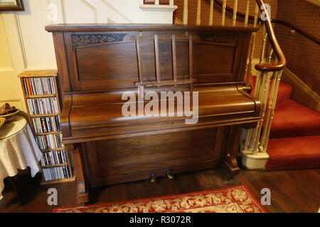 Vieux piano droit dans le couloir Banque D'Images