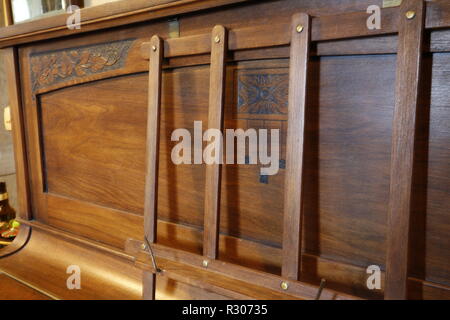 Vieux piano droit dans le couloir Banque D'Images