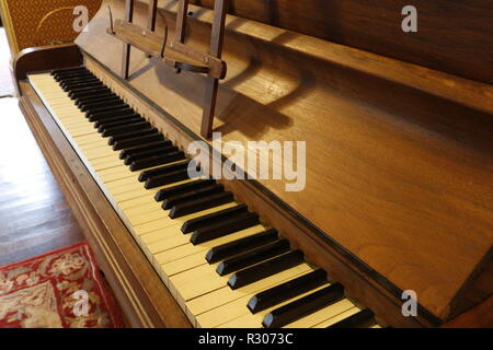 Vieux piano droit dans le couloir Banque D'Images