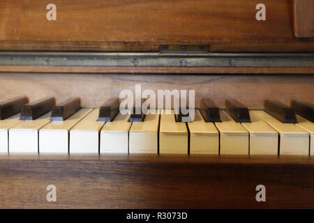 Vieux piano droit dans le couloir Banque D'Images