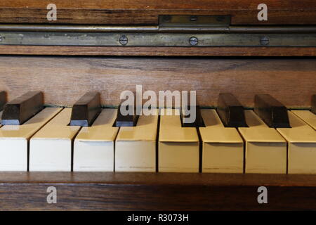 Vieux piano droit dans le couloir Banque D'Images