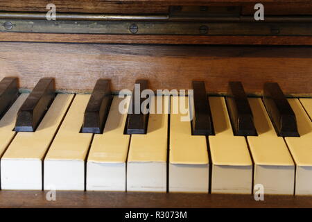 Vieux piano droit dans le couloir Banque D'Images