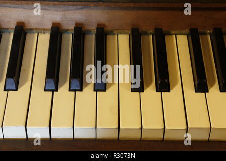 Vieux piano droit dans le couloir Banque D'Images