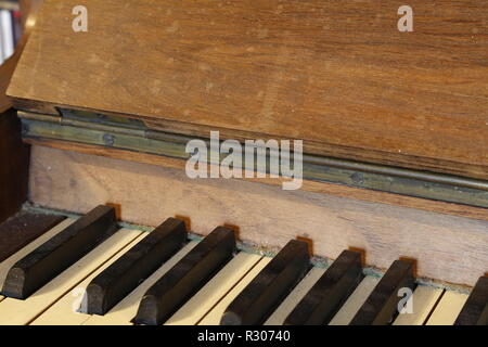 Vieux piano droit dans le couloir Banque D'Images