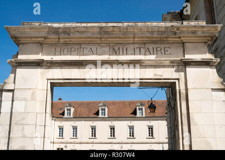 Entrée de l'ancien hôpital militaire d'Auxerre, Bourgogne, France, Europe Banque D'Images