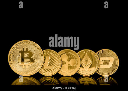 Pièces de métal d'or devise crypto sur fond noir Banque D'Images
