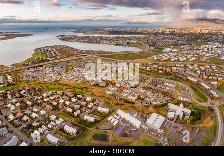 - Antenne Gardabaer Kopavogur et, banlieue de Reykjavik, Islande. Cette image est tournée à l'aide d'un drone Banque D'Images