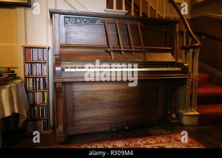 Vieux piano droit dans le couloir Banque D'Images