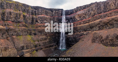 La Hengifoss Cascades, Fljotsdalur valley, dans l'Est de l'Islande. Cette image est tourné à l'aide d'un drone. Banque D'Images