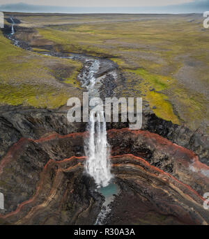 La Hengifoss Cascades, Fljotsdalur valley, dans l'Est de l'Islande. Cette image est tourné à l'aide d'un drone. Banque D'Images