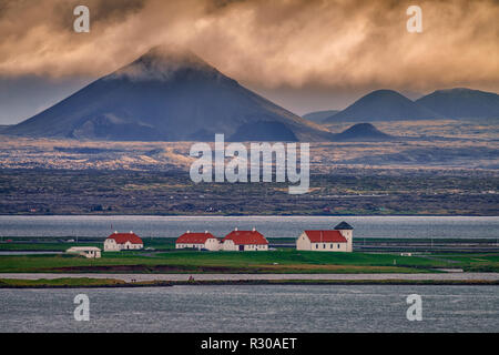 Mt Keilir Bessastadir avec en arrière-plan, l'Alftanes, Islande. Bessastadir-résidence du Président de l'Islande. Banque D'Images