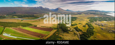 Les terres agricoles, Fljotsdalur vallée, l'Est, de l'Islande. Cette image est tourné à l'aide d'un drone. Banque D'Images