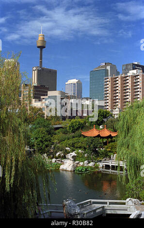 La Tour de Sydney à travers le jardin chinois, Sydney, NSW, Australie Banque D'Images