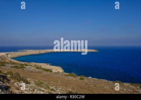 Vue aérienne de Cape Greco à Chypre. Montre rocheux de terre avec des mâts, et d'une mer bleue qui entoure la terre. Banque D'Images