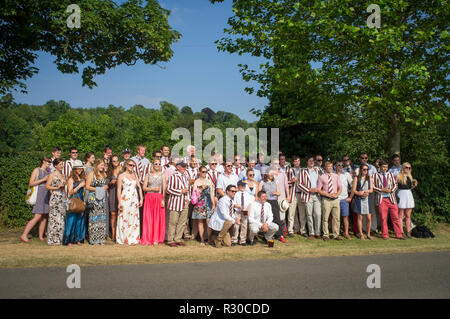 Un groupe de poser pour une photo avec du rouge, blanc et noir rayé rowing blazers au Henley Royal Regatta, Henley-on-Thames, Oxfordshire Banque D'Images