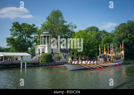 La barge de la Reine Gloriana passe devant Temple Island à Henley Royal Regatta, Henley-on-Thames, Oxfordshire Banque D'Images