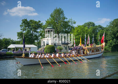 La barge de la Reine Gloriana passe devant Temple Island à Henley Royal Regatta, Henley-on-Thames, Oxfordshire Banque D'Images