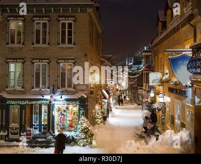 Le Petit Champlain en basse-ville de Québec après une tempête de la nuit pendant la saison de Noël Banque D'Images