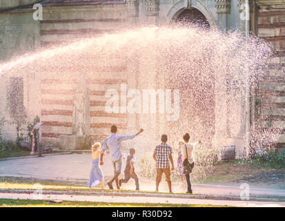 ISTANBUL, TURQUIE - 10 juillet 2014 : les enfants et les adultes s'amuser dans l'eau à une chaude journée au palais de Topkapi à Istanbul, Turquie. Banque D'Images