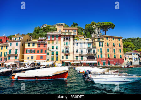 Portofino, Ligurie, Italie - 11 août 2018 - vue sur le port du village Banque D'Images