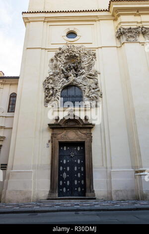 Sculpture Relief sur façade de l'église de Saint Jacques le Majeur avec monastère minorite dans la vieille ville de Prague, République tchèque, journée ensoleillée Banque D'Images