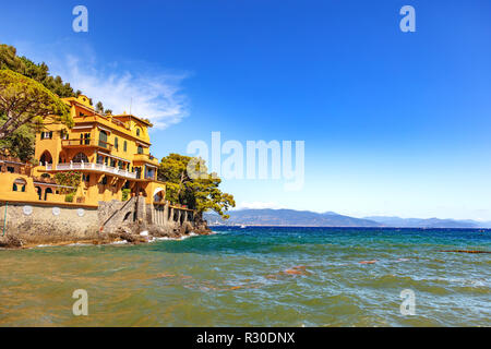 Portofino, Ligurie, Italie - 11 août 2018 - Vue de maisons de luxe Banque D'Images