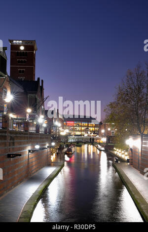 Une nuit, tiré de l'ancien canal de ligne principale dans le centre-ville de Birmingham où il traverse Brindley Place. Le salon est éclairé par la lumière de la rue Banque D'Images