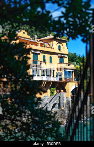 Portofino, Ligurie, Italie - 11 août 2018 - Vue de maisons de luxe Banque D'Images