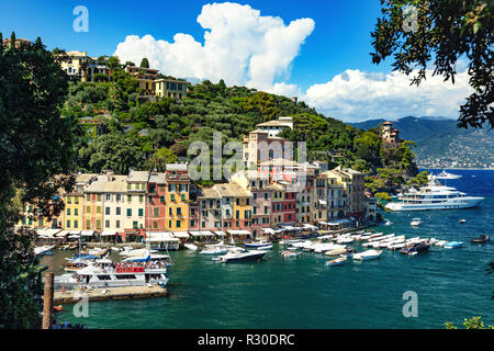 Portofino, Ligurie, Italie - 11 août 2018 - vue sur le port du village Banque D'Images