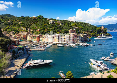 Portofino, Ligurie, Italie - 11 août 2018 - vue sur le port du village Banque D'Images