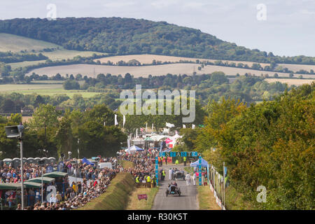 Regardant vers le bas au début lors de l'Assemblée Kop Hill Climb, Buckinghamshire Chilterns avec les collines derrière Banque D'Images