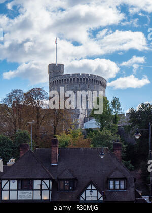 Le Royal Windsor Pub, avec le château de Windsor, Windsor, Berkshire, Angleterre, RU, FR. Banque D'Images