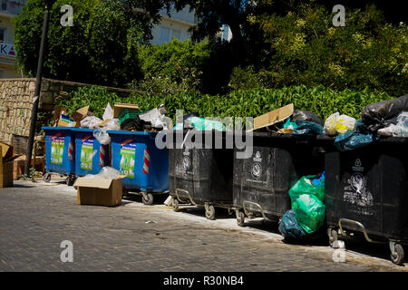 Grand recyclage et l'enfouissement des trémies sur le côté d'une rue à Héraklion, Crète. Banque D'Images