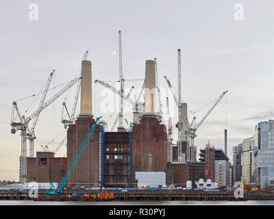 Vue sur rivière avec des cheminées illuminées. Vues HORS SITE DE NORD 2018, Londres, Royaume-Uni. Architecte : Sir Giles Gilbert Scott, 1953. Banque D'Images