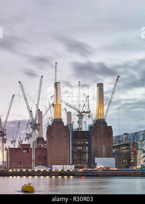 Vue sur rivière avec des cheminées illuminées. Vues HORS SITE DE NORD 2018, Londres, Royaume-Uni. Architecte : Sir Giles Gilbert Scott, 1953. Banque D'Images